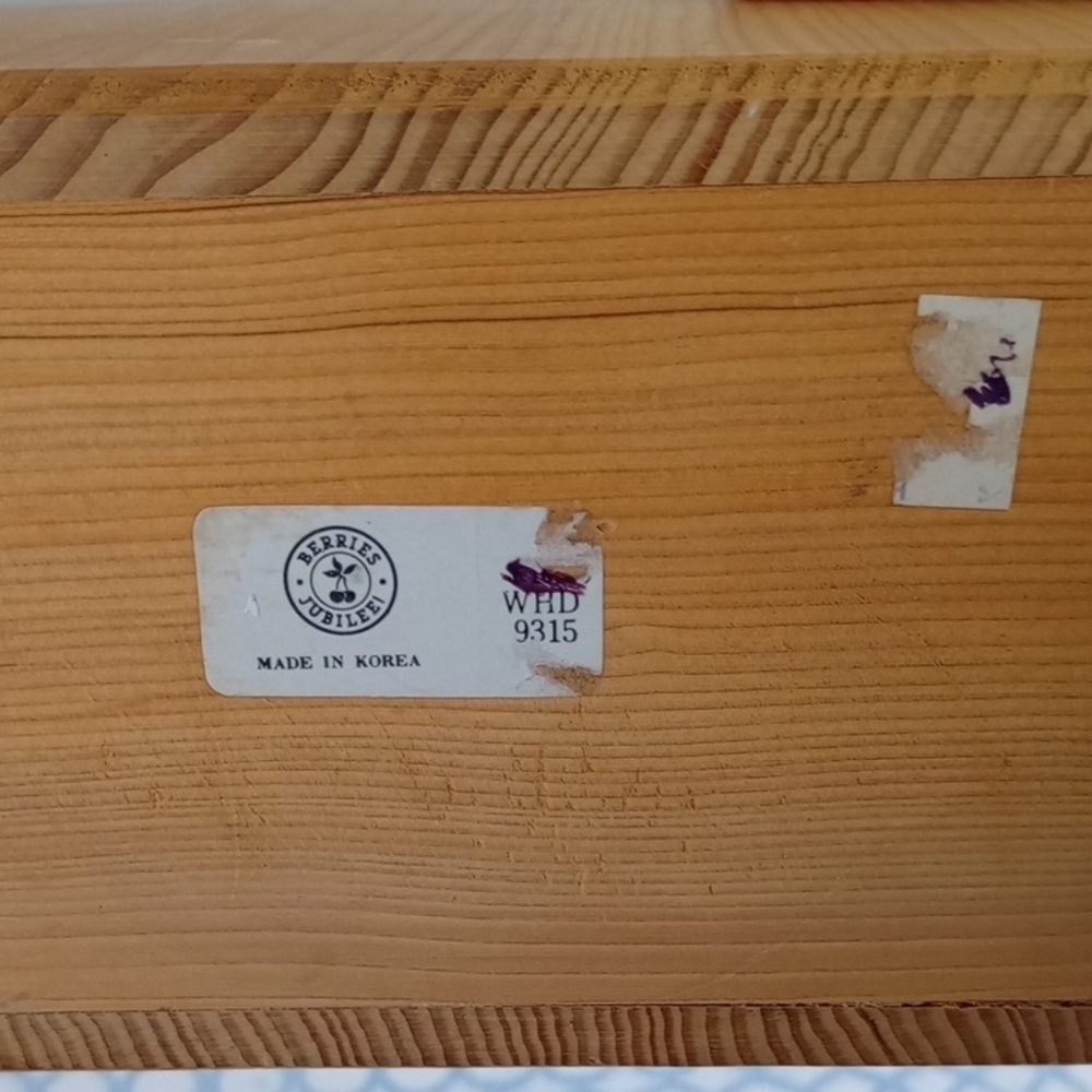 Wooden Box with Berries Jubilee Logo - Picture 6 of 6